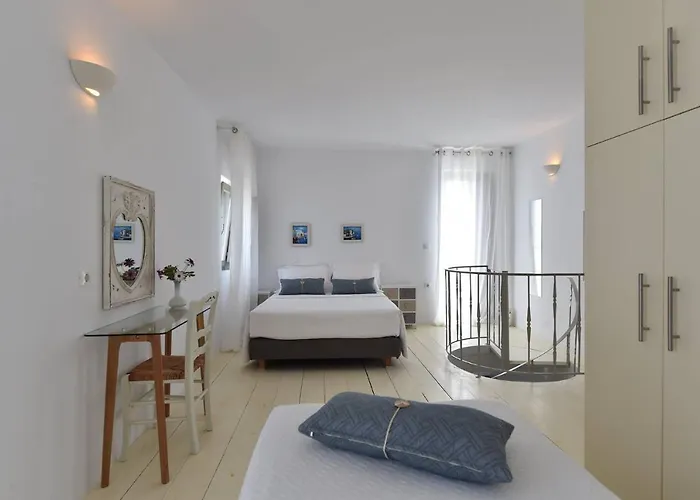 Tonia Paros * Chrisi Akti (Paros)