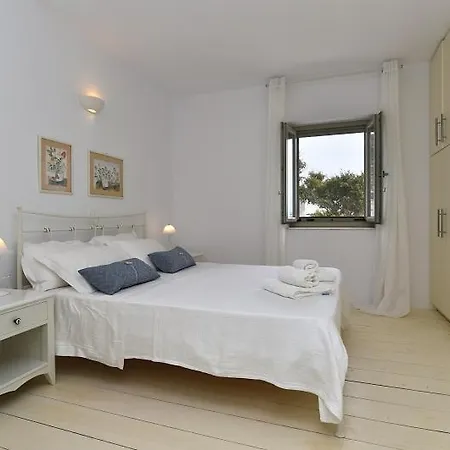 Tonia Paros Chrisi Akti (Paros)