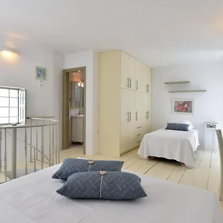 Tonia Paros Chrisi Akti (Paros)