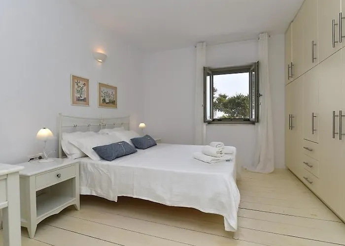 Tonia Paros Chrisi Akti (Paros)